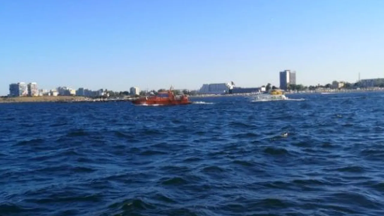 8 ȘTIRI DE LA 8. Ambarcaţiune cu patru persoane la bord, printre care şi doi copii, în pericol de scufundare la Mamaia (VIDEO)