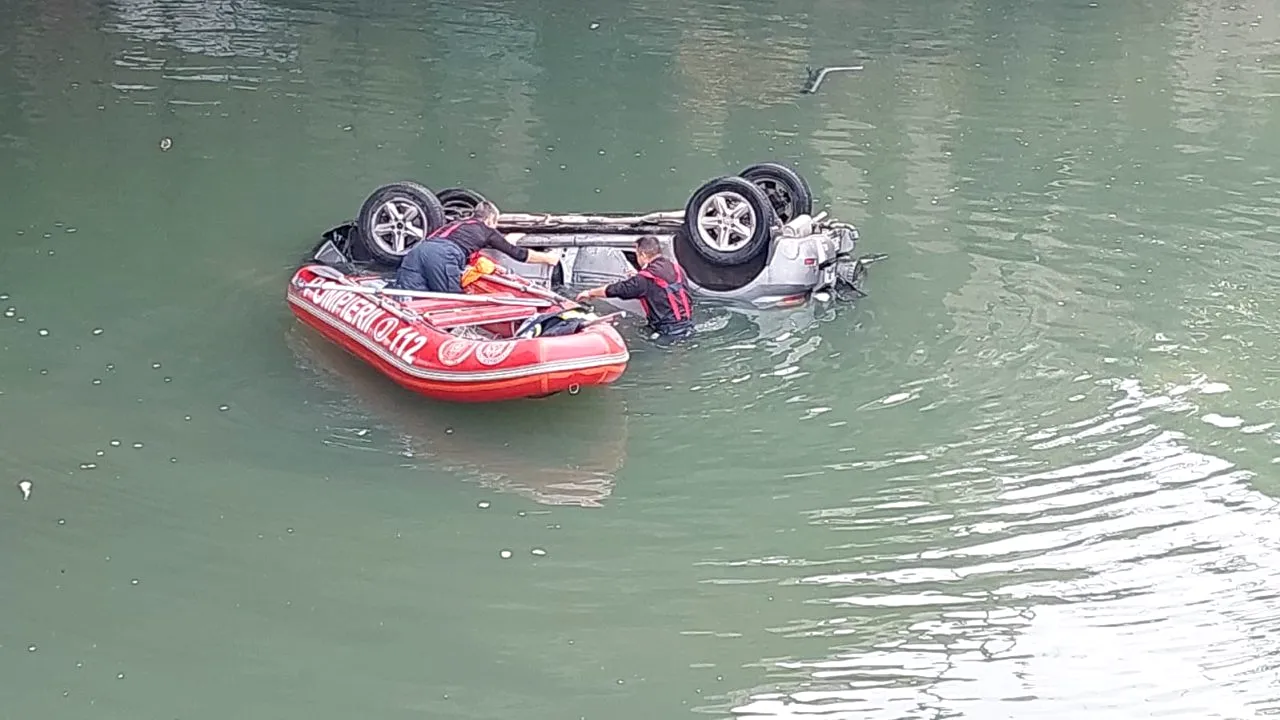 VIDEO UPDATE | Un bărbat de 35 de ani a murit după ce a căzut cu mașina în râul Dâmbovița, în zona Podului Ciurel
