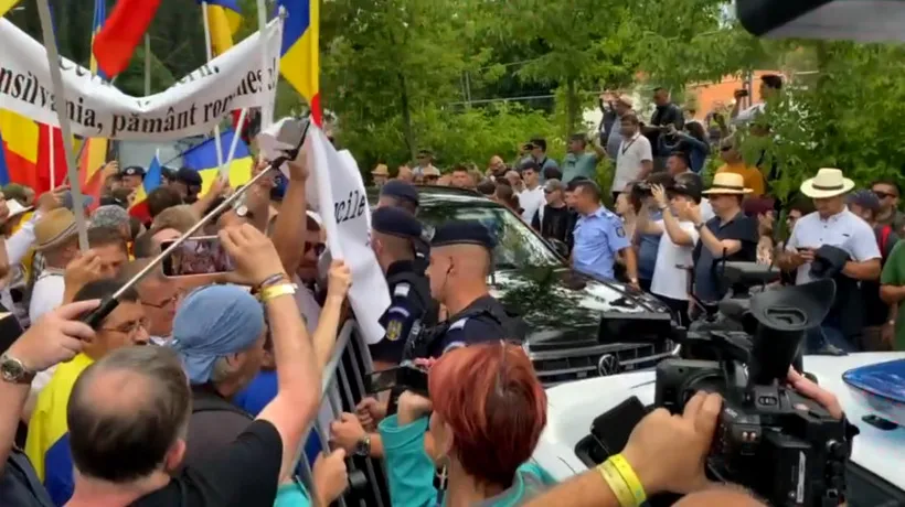 Incidente la Băile Tușnad înainte de discursul lui Orban. „Frăția Ortodoxă” a venit cu steaguri tricolore