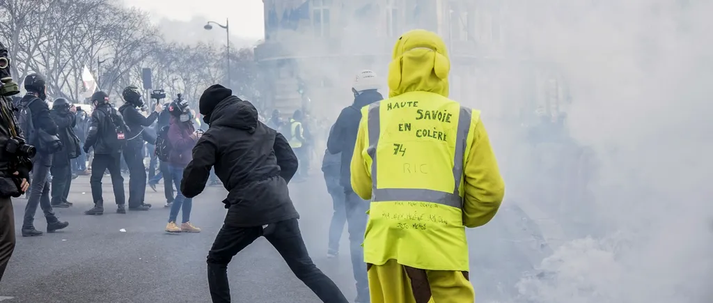 SĂNĂTATE. Proteste masive la Paris. Mii de medicii au ieșit în stradă și cer mai mulți bani! Polițiștii au dat cu gaze în doctori!