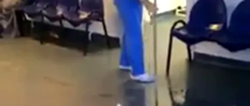 Imagini revoltătoare surprinse la Spitalul din Tulcea: O infirmieră șterge cu mopul pe lângă un pacient căzut