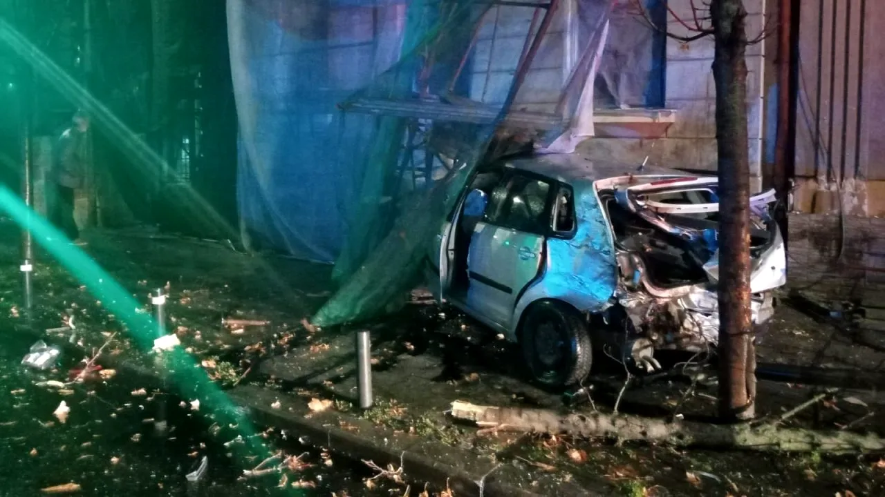 Accident grav în Cluj. Un tânăr a doborât doi copaci și a intrat cu mașina în zidul unui imobil