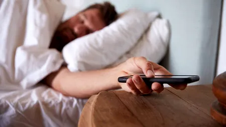 Cum a fost găsit un bărbat care a adormit cu telefonul în mână. Colegii de muncă, șocați când au ajuns la domiciliul acestuia