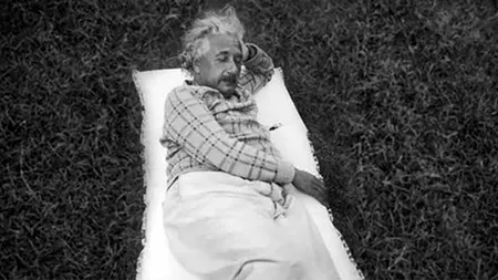 Motivul pentru care Albert Einstein adormea ținând o cheie în mână. Trucul ingenios prin care accesa starea de „SEMISOMN”