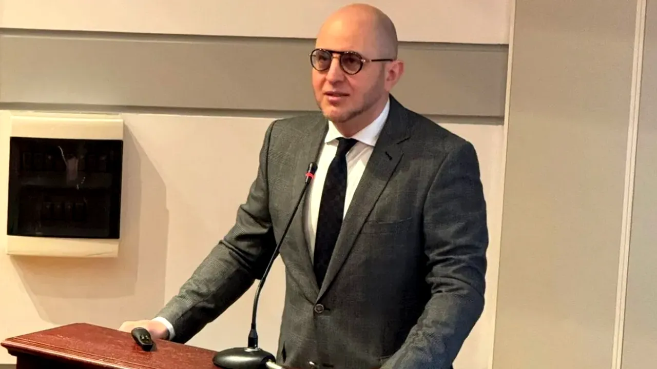 Sistemul și-a construit propriul om „anti-sistem”