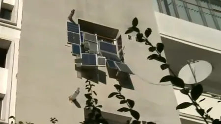 VIDEO | Un clujean și-a montat panouri solare la geam, nu pe acoperiș. Ce spun autoritățile despre metoda sa inedită de a-și reduce costurile la energia electrică