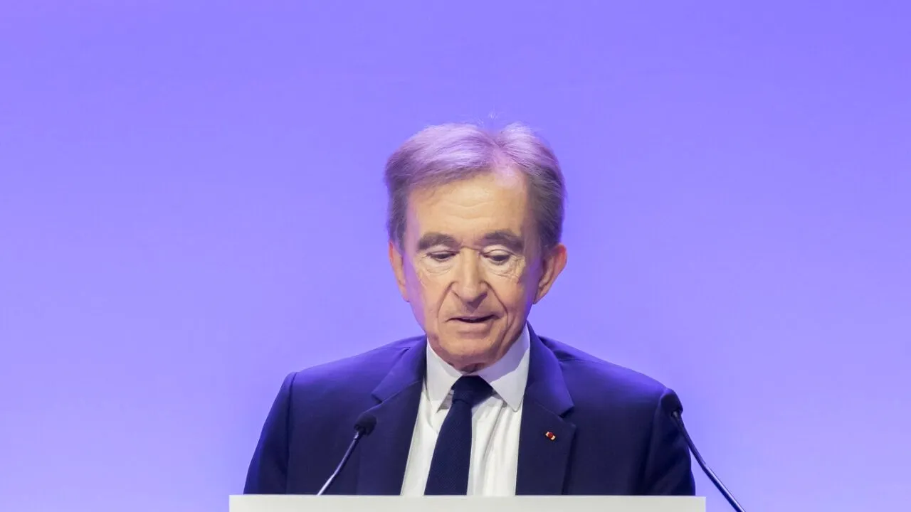 Bernard Arnault, unul dintre bogații planetei, nemulțumit de creșterea taxelor pentru companiile mari. Acesta laudă modelul economic propus de Trump