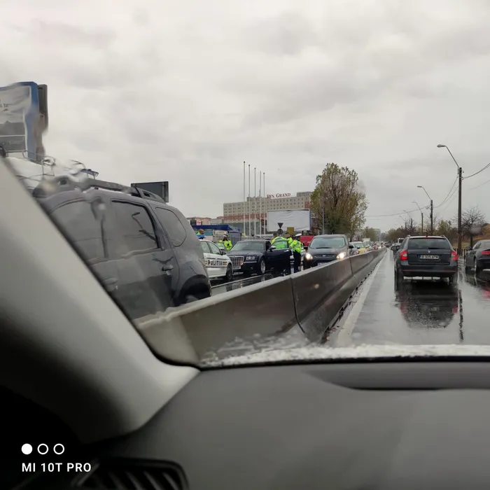 FOTO-VIDEO | Un nou „bombardier” pe străzile din București. Șoferul beat și fără permis al unui Chrysler nu a oprit la semnalul Poliției și apoi s-a baricadat în mașină. Imagini din timpul intervenției