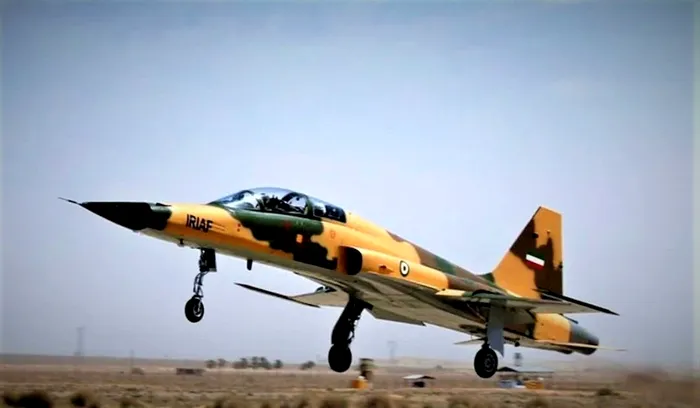 Avion F-5 - Foto: X/@clashreport
