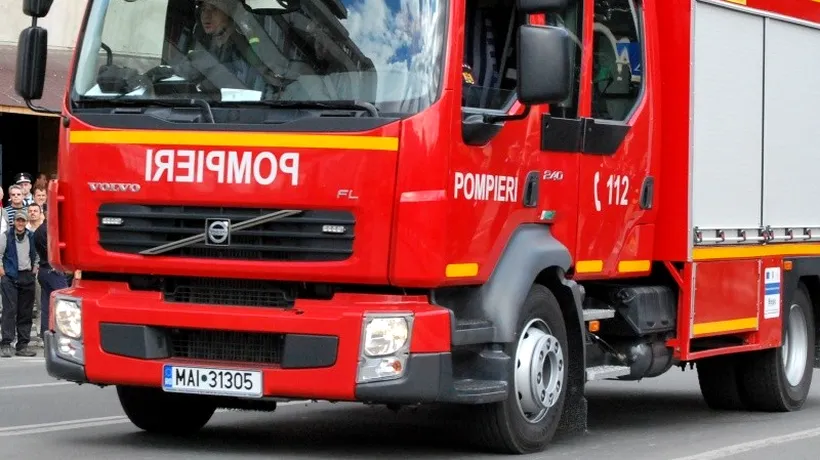 EXPLOZIE urmată de incendiu într-un bloc din Onești. Un bărbat a suferit arsuri pe 95% din corp