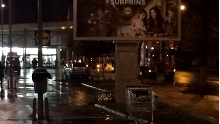 Un TIR a acroșat o țeavă de gaze și a creat panică printre clienții și angajații unui supermarket Lidl din Ploiești