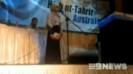 O fetiță de opt ani spune că iubește jihadul și incită la violențe, la o reuniune islamică - VIDEO