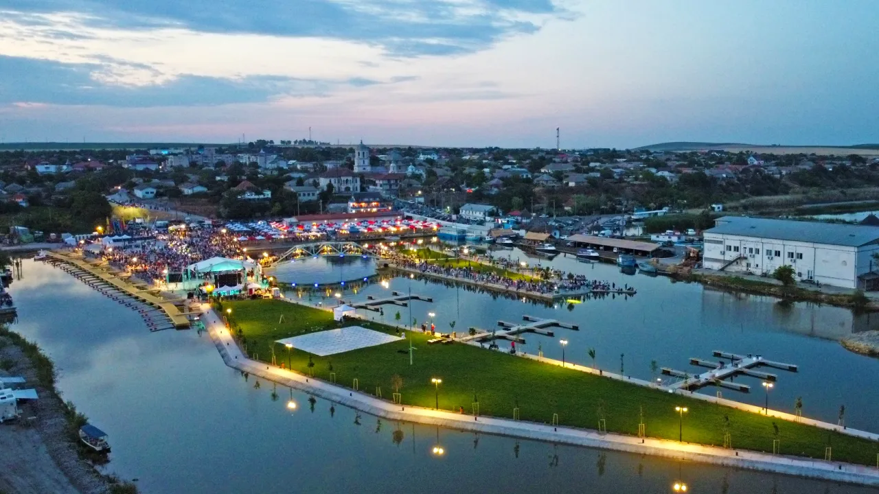 COMUNA din Delta Dunării, clasată în Top 5 destinații turistice din România, atrage ca un magnet străinii prin farmecul unei stațiuni exclusiviste