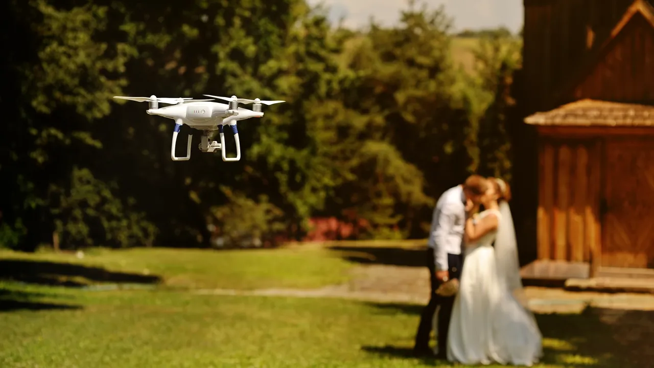 O femeie a fost accidentată de o dronă care filma nunta la care se afla. Pilotul ar putea avea probleme mari - legislația în România este foarte dură