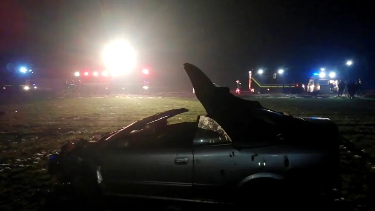 Imagini incredibile: Doi tineri din Teleorman fură de la locul unui accident telefonul victimei. Poliția, la câtiva metri distanță! (VIDEO)