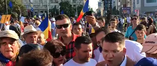 Protest 10 august | Mihail Neamțu, apostrofat în Piața Victoriei în timp ce strângea semnături pentru prezidențiale - VIDEO 