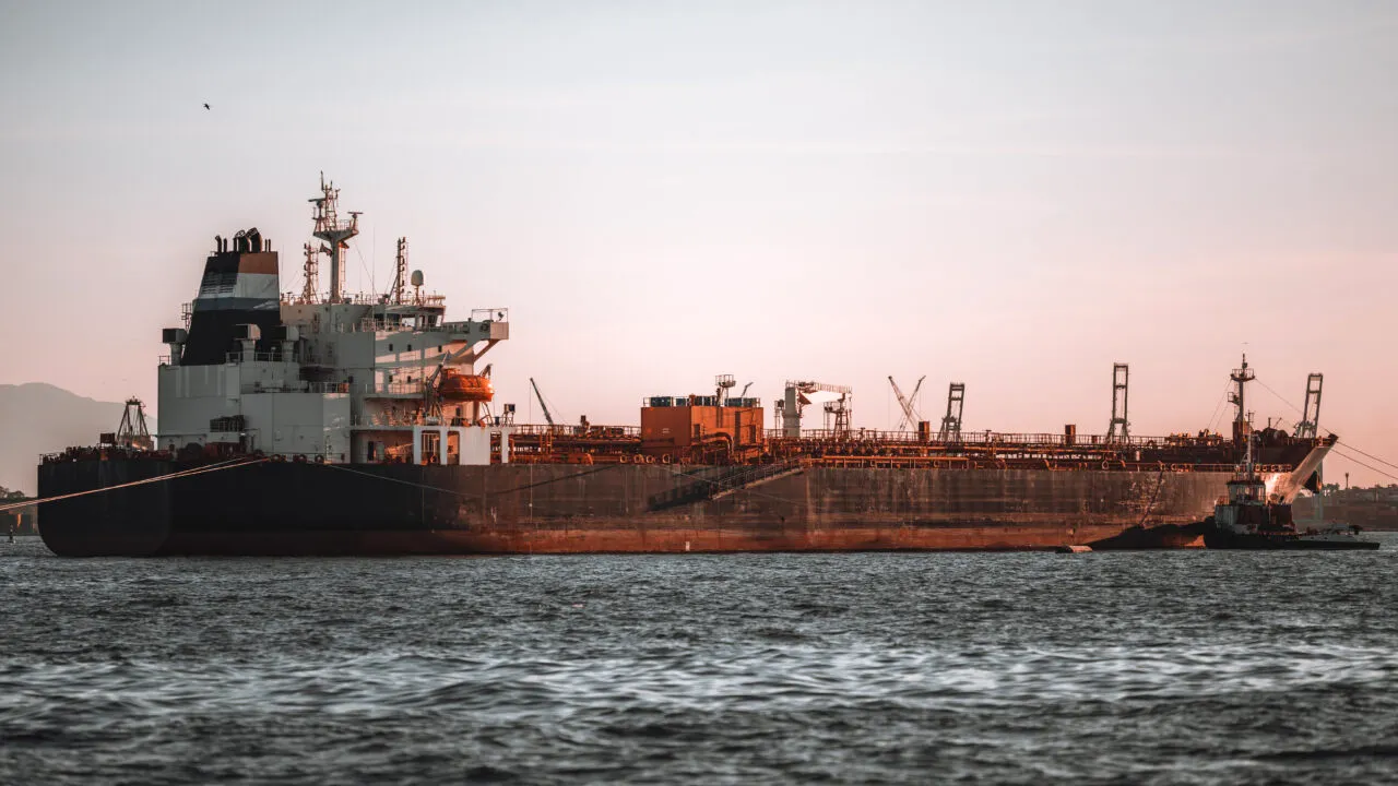 Două superpetroliere cu țiței saudit au traversat strâmtoarea Bab-el-Mandeb în ciuda amenințărilor din partea rebelilor yemeniți houthi