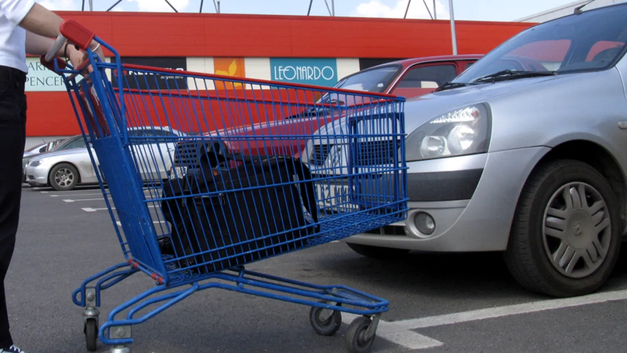 PICCJ: Două mașini lovite de glonț în parcarea hipermarketului din Militari. Procurorii vor să afle dacă proiectilul provine din timpul unui exercițiu militar și cum a ajuns până în parcare