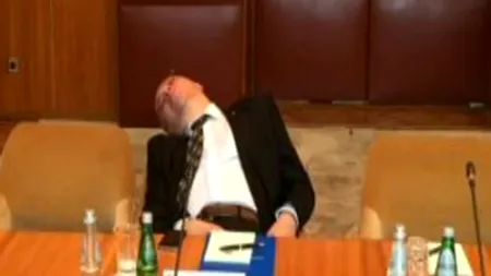 Decizie INEXPLICABILĂ la Cotroceni. Ce a făcut Iohannis după ce șeful Cancelariei a fost surprins dormind la o întâlnire 