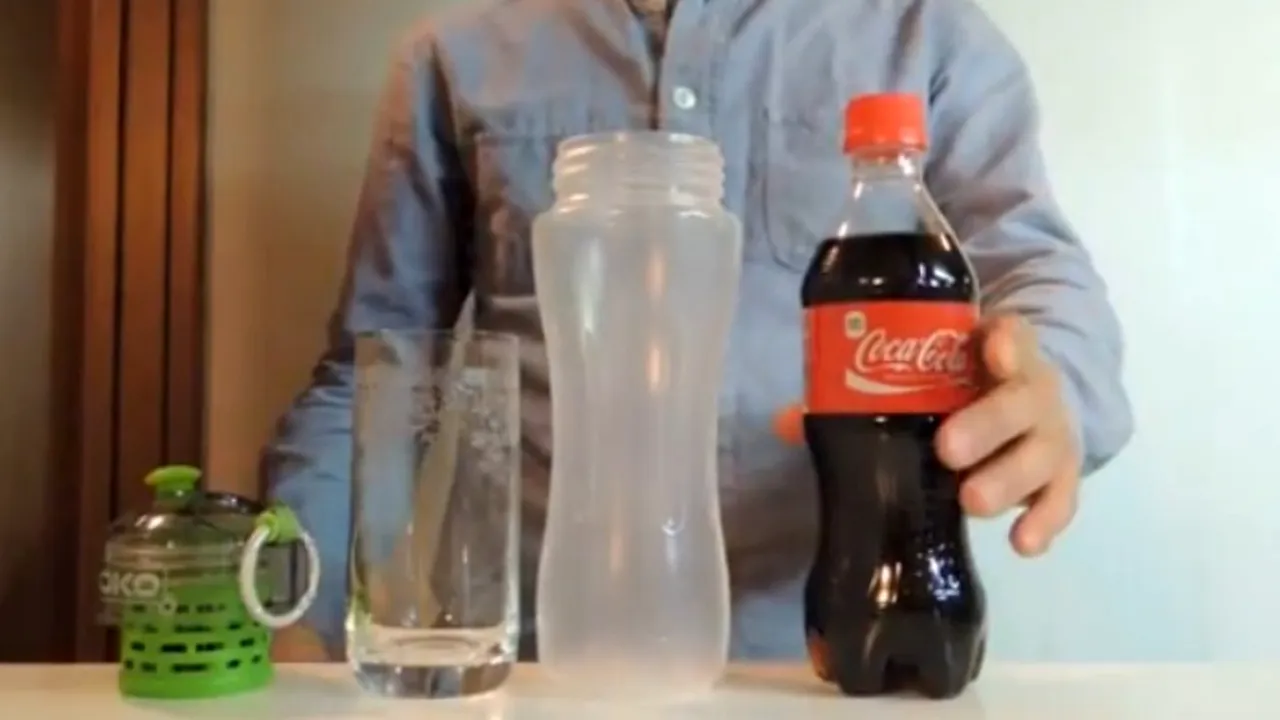 Sute de mii de oameni s-au uitat la acest clip. E ULUITOR ce face acest japonez cu o sticlă de Coca-Cola 