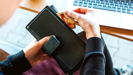 Ce a făcut o femeie care a găsit pe stradă un PORTOFEL cu 1000 de euro și cinci carduri/Patru copilași au rămas fără mâncare