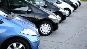 Mașinile poluante se vând din ce în ce mai greu, din cauza scumpirilor de la pompă / Românii, tot mai atrași de autoturisme hibrid sau GPL