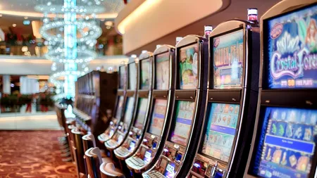 O tânără a intrat într-o sală de jocuri din București și a plecat cu 3.000 de lei, după ce a bătut-o pe casieră și a fugit cu banii