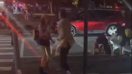 Un bancher milionar, filmat când LOVEȘTE brutal o femeie la un festival stradal. Ireal cum își motivează bărbatul gestul violent