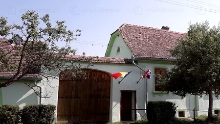 Cât te costă să devii vecin cu Prințul Charles la Viscri. Proprietarul a inclus în pachet o rulotă și un automobil