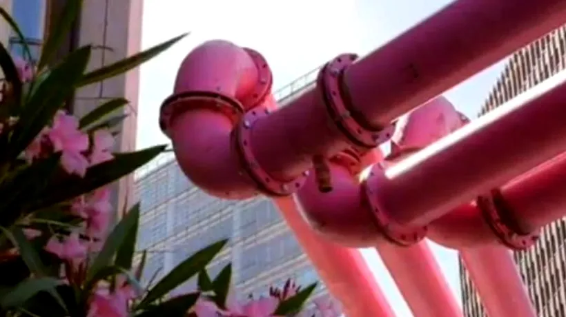 Ce rol au misterioasele conducte roz din centrul Berlinului