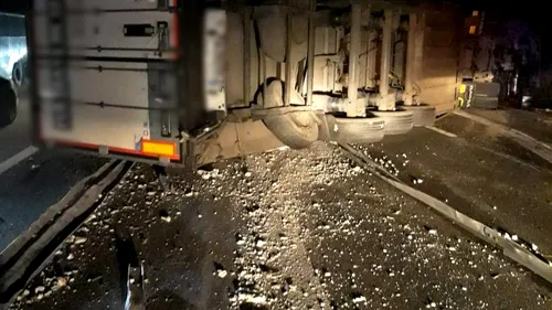 Un camion încărcat cu iaurt s-a răsturnat pe Autostrada A1, în Giurgiu