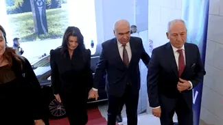 Într-un răspuns pentru Gândul, purtătorul de cuvânt al Guvernului, Ioana Ene Dogioiu, susține că premierul Ilie Bolojan s-a însurat și este cu „soția” la Viena. Dogioiu a transmis redacției că Doamna Bolojan și-a plătit singură costurile deplasării și cazării