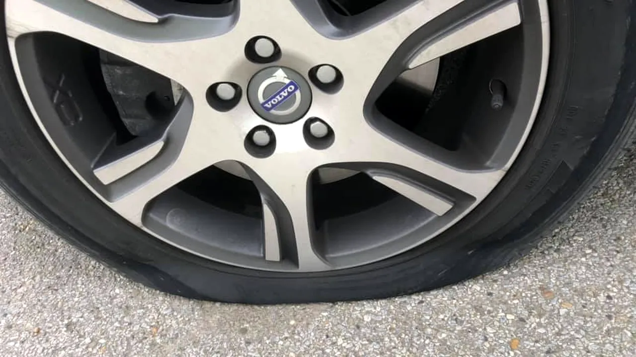 Mașina unui deputat, vandalizată în parcarea din fața casei: Un cauciuc tăiat și pliant PSD în parbriz / Politicianul nu a depus plângere la poliție