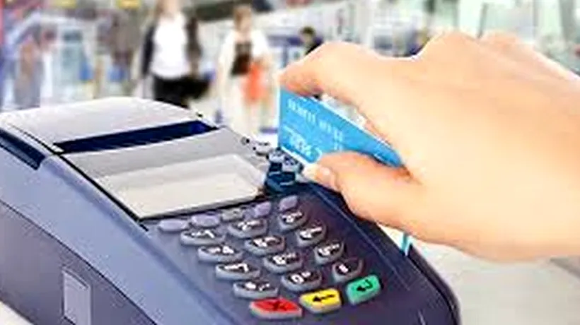 Sfârșitul numerarului: plățile cu cardul vor depăși pentru prima oară plățile cu cash