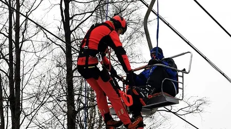 Mai mulți turiști au rămas blocați în telescaun, în Maramureș, printre care și un copil de doi ani! Salvamontiștii intervin pentru evacuarea persoanelor! UPDATE: Cele 18 persoane au fost evacuate în siguranță!