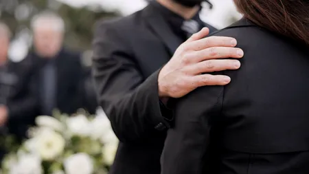 Scandal la Slatina între administratorul cimitirului și primar. Localnicii, revoltați că nu se mai fac înmormântări în weekend