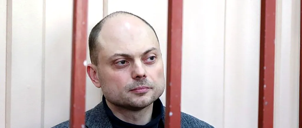 Istoricul Vladimir Kara-Murza, judecat pentru ”TRĂDARE” la Moscova, riscă 25 de ani de închisoare: ”Chiar și stând în această cușcă îmi iubesc țara”