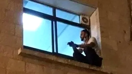 Gestul emoționant al unui tânăr, pentru mama sa bolnavă de Covid-19, care a impresionat o lume întreagă! Din nefericire, femeia a murit