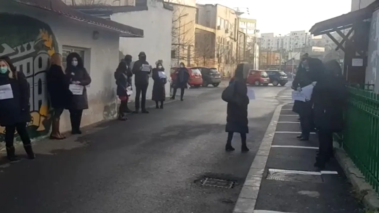 VIDEO. Revoltă la liceul ”Gheorghe Șincai”. Mai mulți profesori refuză să intre la ore și se opun numirii noului director