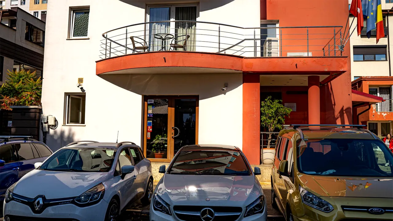 Ce a pățit Larisa din Arad, după ce a rezervat o cameră într-un hotel de 4 stele din Sibiu. Ireal ce s-a întâmplat când a ajuns la locație