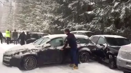 Drumul care leagă Sinaia de Cota 1400 a fost închis după ce zeci de mașini au fost avariate