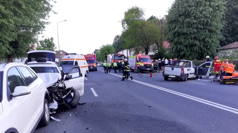 O persoană A MURIT și alte patru au fost rănite, între care doi copii, în urma unui grav accident produs în Râmnicu-Vâlcea