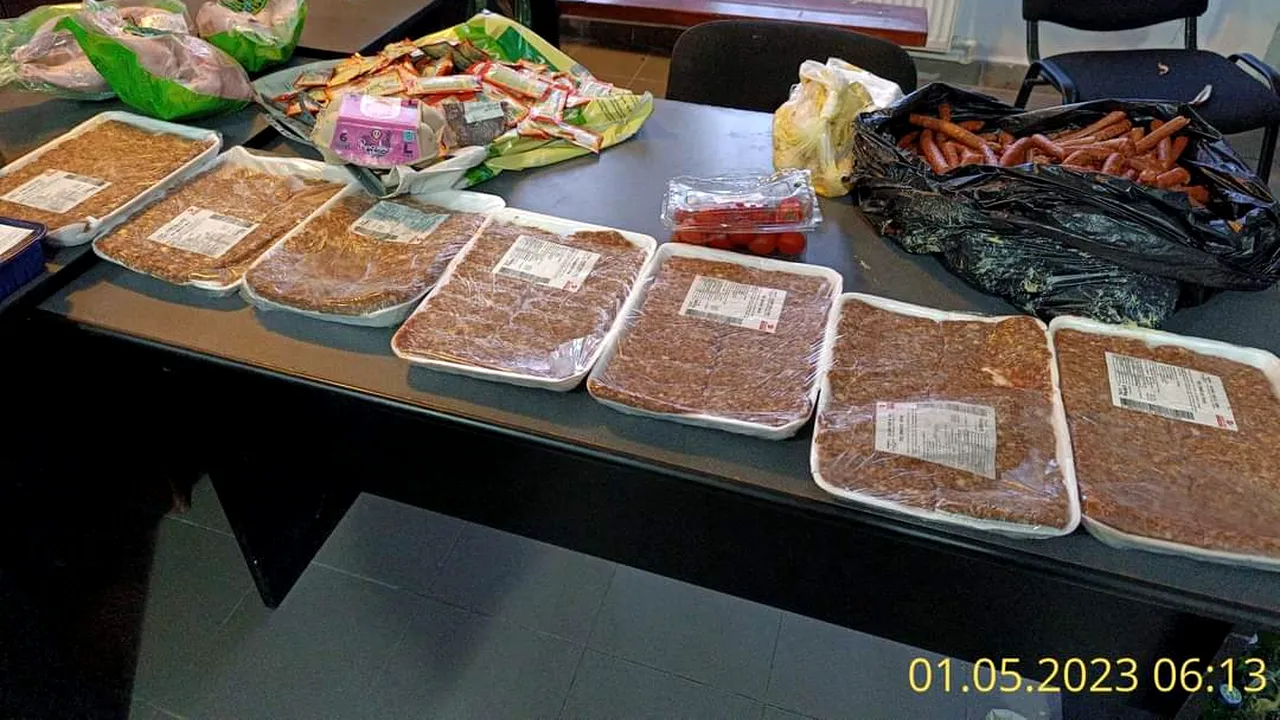 Cu gândul la grătarul de 1 mai, doi tineri au spart un restaurant și au furat mici și cârnați