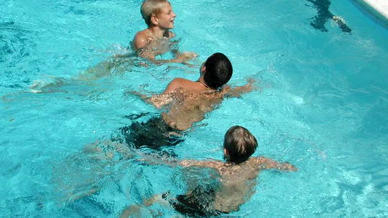 Un bărbat de 91 de ani, fost profesor de sport, este acuzat că a abuzat sexual băieți timp de 30 de ani