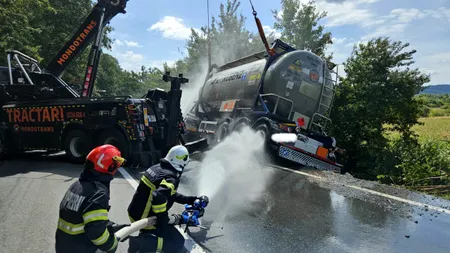 O autocisternă încărcată cu gaz lichefiat s-a RĂSTURNAT pe DN 7, între Odvoș și Conop. Pompierii au creat o perdea de apă, cu trei linii de furtun