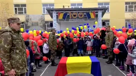 Moment de NEUITAT pentru militari: Sute de COPII au cântat „Treceți, BATALIOANE ROMÂNE, Carpații