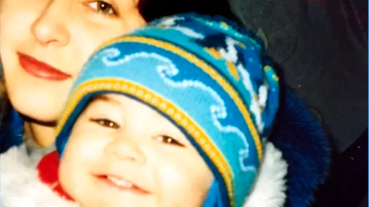 Știți cine este COPILUL din imagine? Acum a ajuns un cântăreț foarte iubit în România