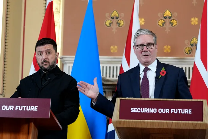 Președintele ucrainean Volodimir Zelenski și Premierul britanic Keir Starmer la o conferință de presă