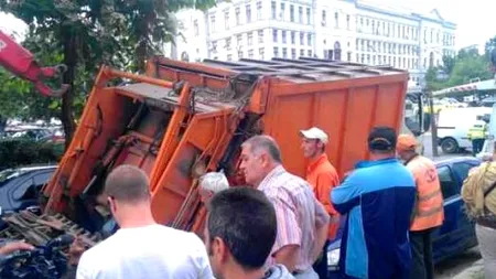 O mașină de gunoi a căzut într-o groapă de patru metri pătrați, după ce s-a surpat asfaltul. FOTO