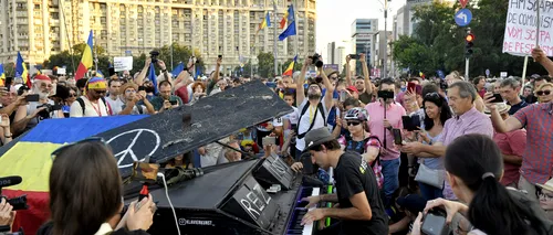 Protest 10 august | Pianistul german Davide Martello participă la protestul din Piața Victoriei - FOTO / VIDEO